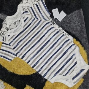 2 set of onsies 0-3months